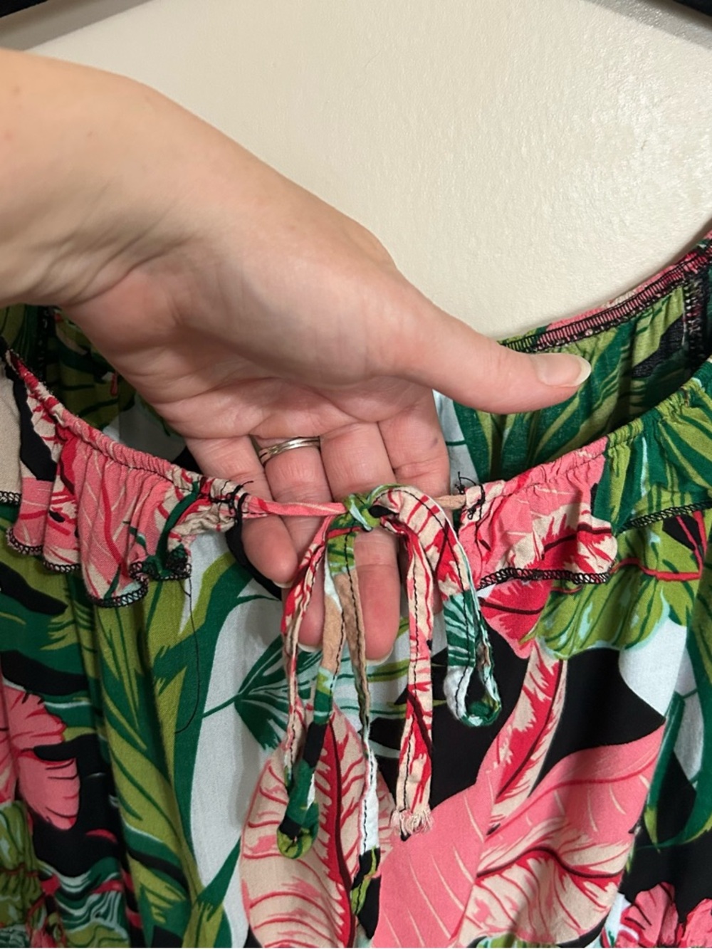 Delicious Black & Pink Tropical Off-Shoulder Crop Top - Picture 3 of 8